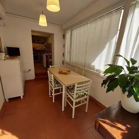 Apartament Comodo Con Giardino E Patio