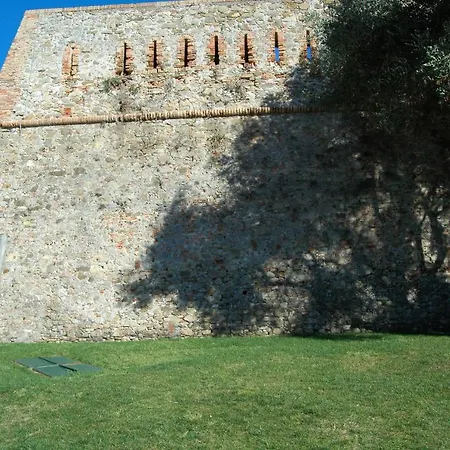 Апартаменти Comodo Con Giardino E Patio *